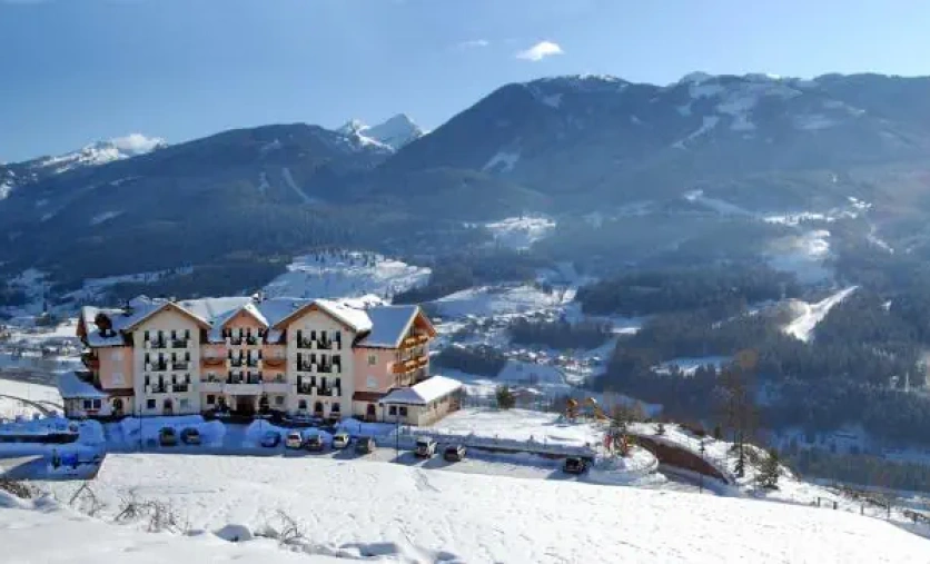 Hotel Lagorai Resort & Spa w Trentino – zimowy wypoczynek w Alpach z widokiem na góry i śnieg