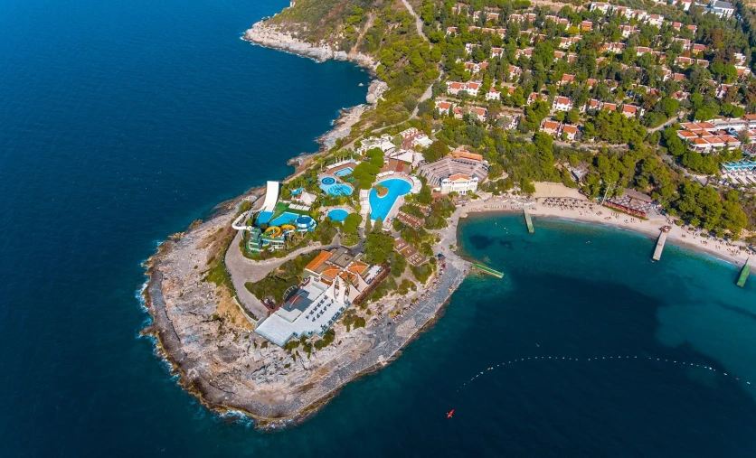 Pine Bay Holiday Resort Kusadasi Turcja hotel zatoka plaża widok z góry
