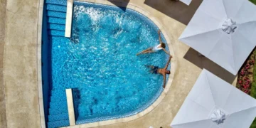 Prywatny basen w hotelu Ikos Dassia na Korfu