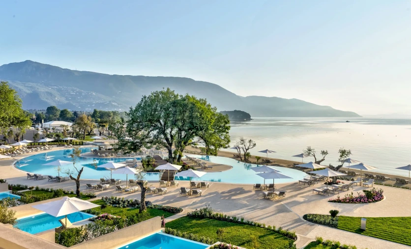 Hotel Ikos Dassia na Korfu z widokiem na plażę i baseny