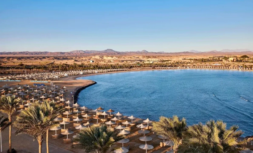 Plaża i zatoka przy hotelu Jaz Lamaya Resort w Marsa Alam