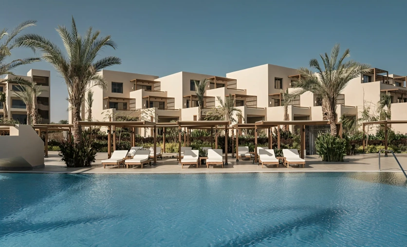 Jaz Riviera w Marsa Alam – nowoczesny hotel premium z basenem