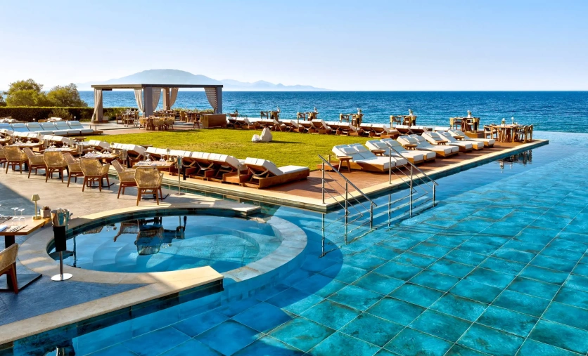 Hotel Lesante Blu Exclusive Beach Resort na Zakynthos – luksusowy basen przy morzu