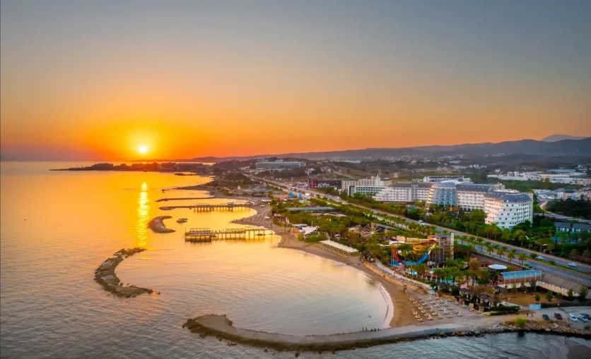 Long Beach Resort Alanya Turcja hotel przy plaży widok zachód słońca