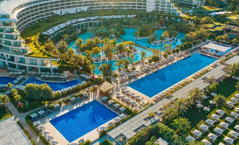 Hotel Maxx Royal Belek Golf Resort w Turcji – luksusowy resort premium z basenami i strefą wypoczynkową