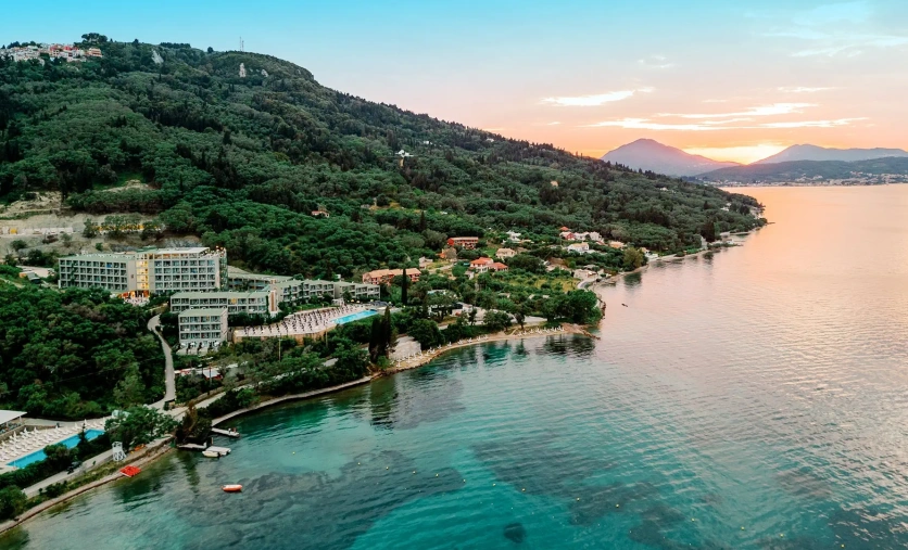Hotel Mythos Palace na Korfu – luksusowy hotel przy plaży o zachodzie słońca