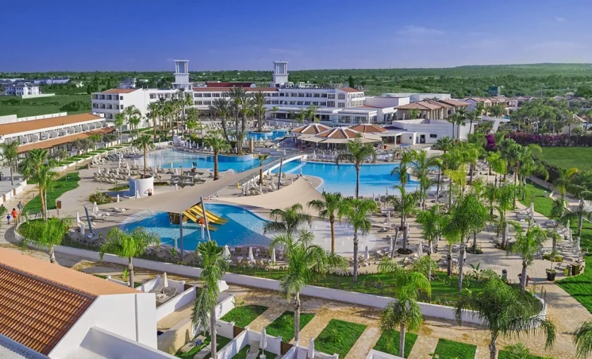 Olympic Lagoon Resort Ayia Napa – luksusowy hotel rodzinny na Cyprze