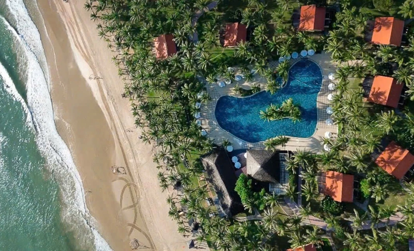 Pandanus Resort w Wietnamie – tropikalny resort przy szerokiej plaży z dużym basenem