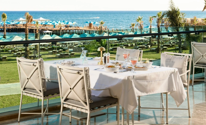 Restauracja z widokiem na morze w hotelu Regnum The Crown w Turcji