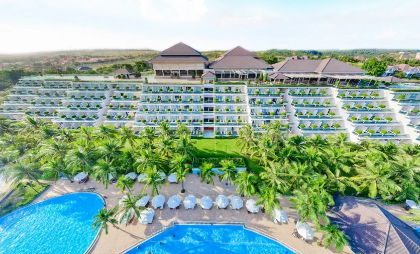 Hotel Sea Links Beach w Wietnamie – nowoczesny resort przy plaży z basenami i tropikalnym ogrodem