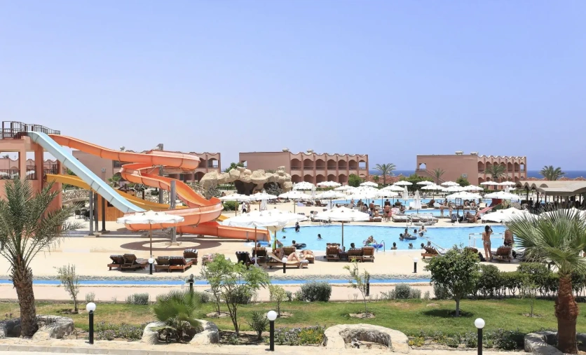 Baseny i zjeżdżalnie w hotelu Three Corners Happy Life Beach Resort w Marsa Alam