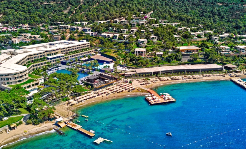 Vogue Hotel Supreme Bodrum Turcja luksusowy hotel plaża zatoka widok z góry
