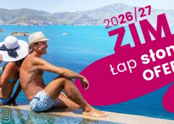 Wakacje zimą 2026/2027 nad morzem – para relaksująca się przy basenie infinity z widokiem na ocean