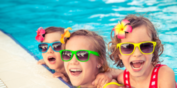 Dzieci przy basenie podczas wakacji all inclusive – rodzinne wakacje Last Minute 2026