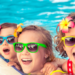 Dzieci przy basenie podczas wakacji all inclusive – rodzinne wakacje Last Minute 2026