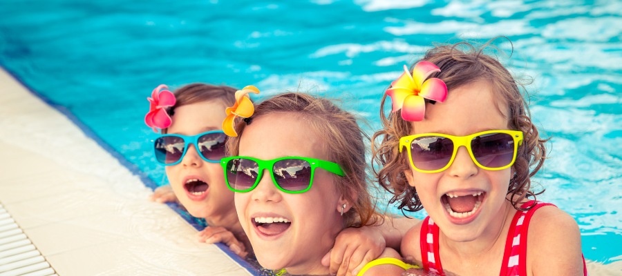Dzieci przy basenie podczas wakacji all inclusive – rodzinne wakacje Last Minute 2026