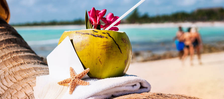Relaks na plaży podczas wakacji Last Minute 2026 w hotelu all inclusive
