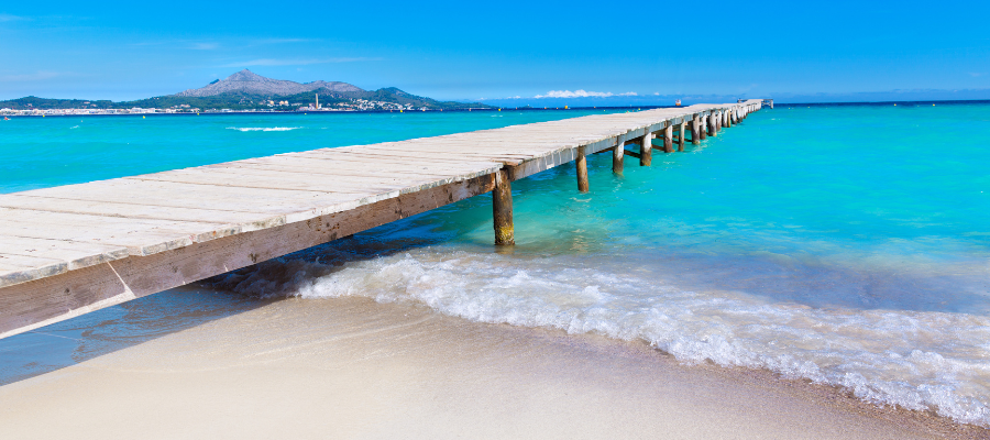 Plaża Playa de Muro na Majorce z drewnianym molo
