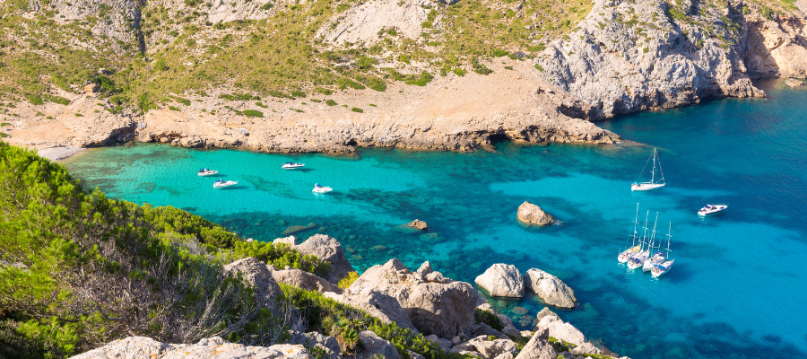 Cala Marmols na Majorce – turkusowa zatoka z jachtami