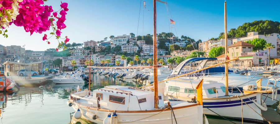 Port de Sóller z mariną i jachtami na Majorce