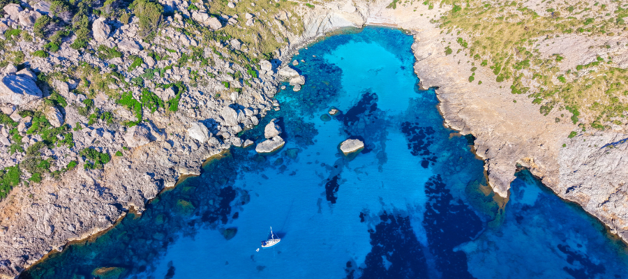 Cap de Formentor na Majorce – spektakularna zatoka z turkusową wodą widziana z lotu ptaka