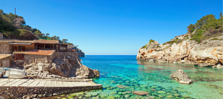 Cala Deià – malownicza zatoka na zachodnim wybrzeżu Majorki