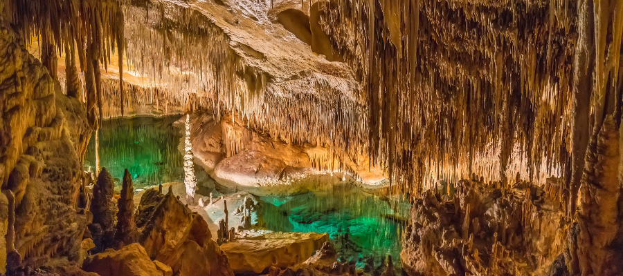 Cuevas del Drach – słynne jaskinie na Majorce z podziemnym jeziorem