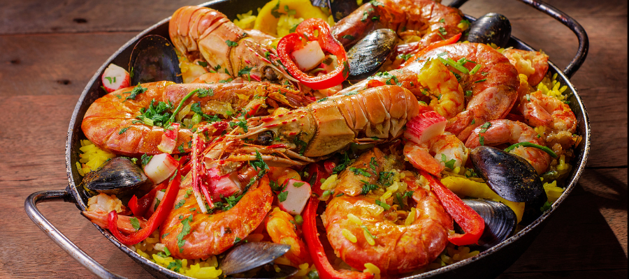 Paella z owocami morza – tradycyjna kuchnia śródziemnomorska na Majorce