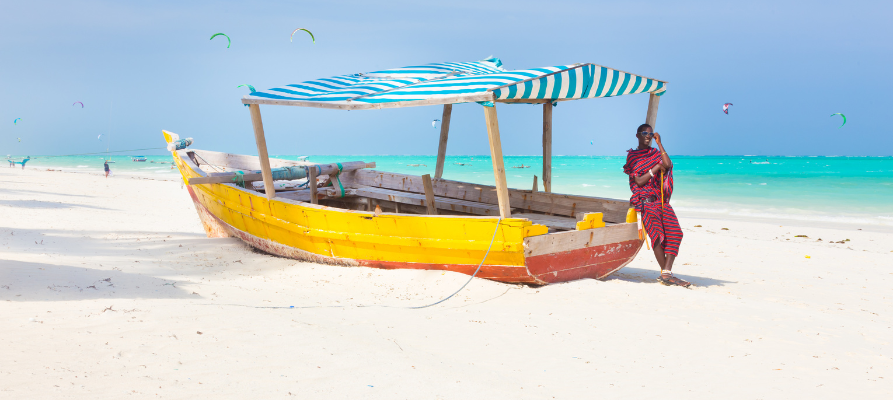 Tradycyjna łódź dhow na plaży Zanzibar Tanzania – rajskie wakacje All Inclusive