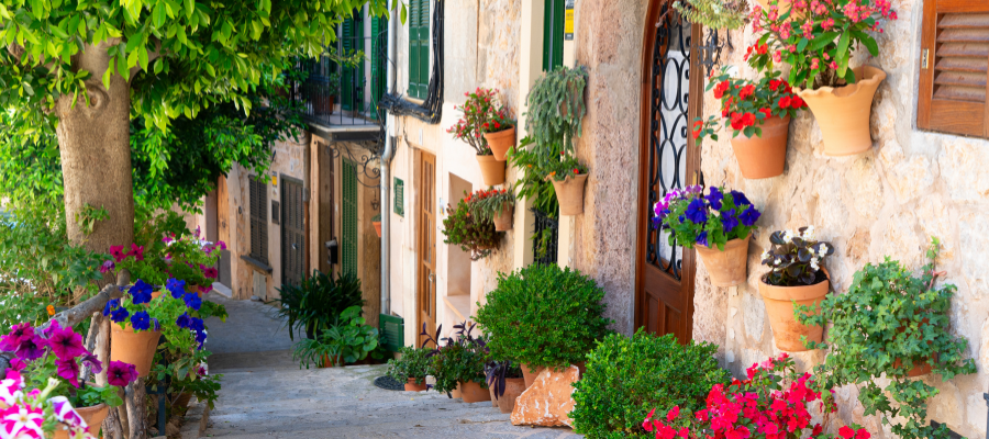 Urokliwa uliczka w Valldemossie na Majorce