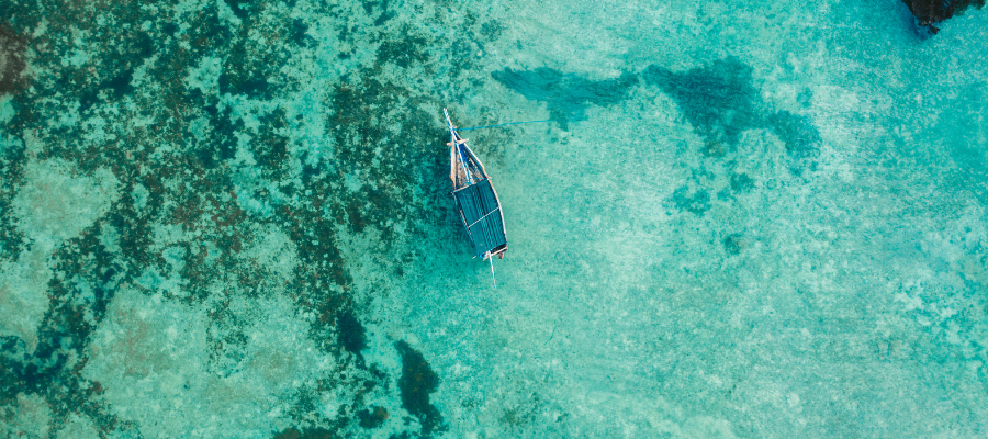 Tradycyjna łódź dhow na Oceanie Indyjskim Zanzibar Tanzania – wakacje Dreamlinerem