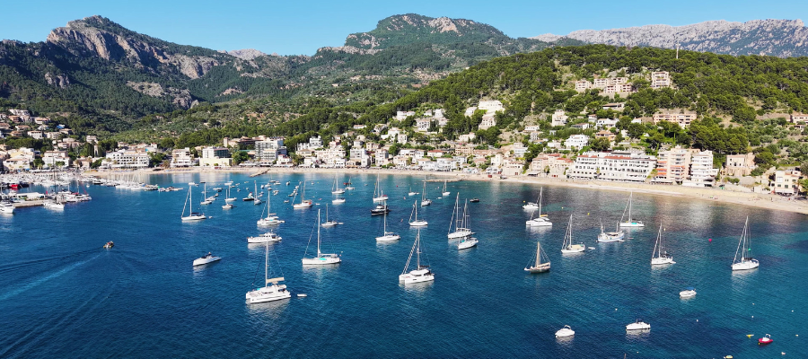 Port de Sóller na Majorce – zatoka z jachtami i górami Serra de Tramuntana