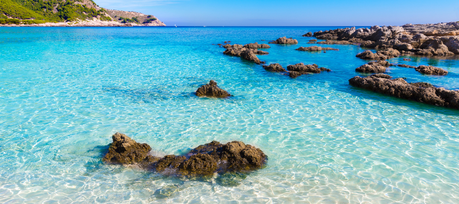 Plaża Cala Agulla na Majorce z krystalicznie czystą wodą