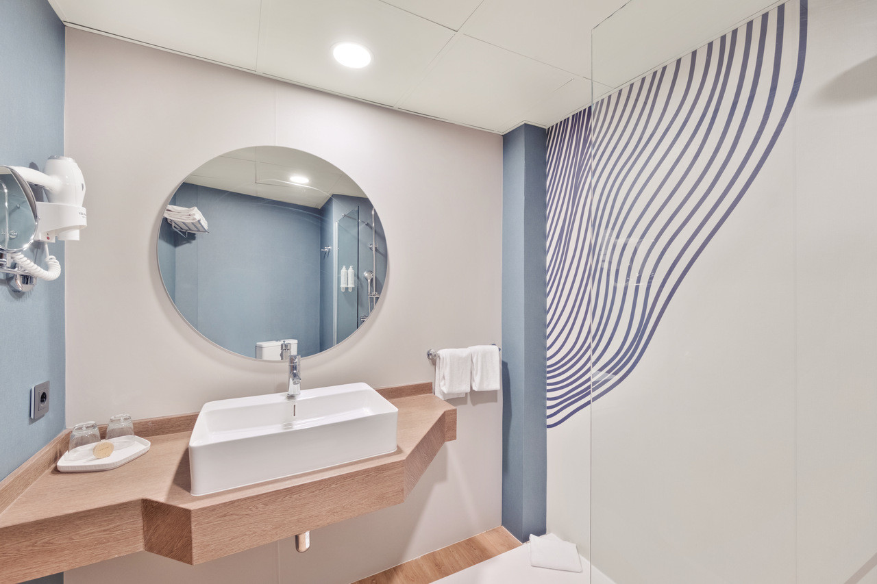 Nowoczesna łazienka w pokoju hotelu Bahia Principe Coral Playa 16+ na Majorce