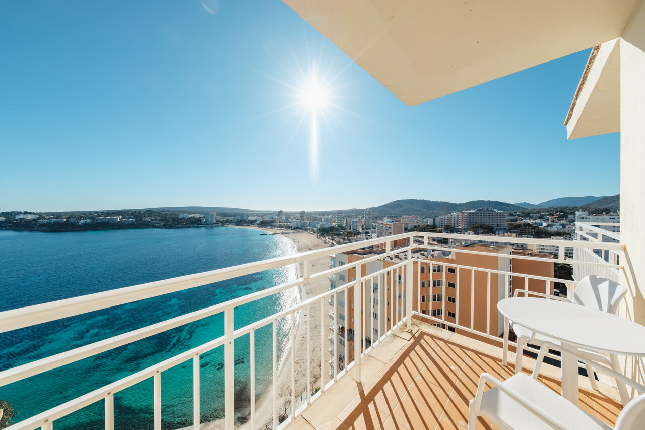 Balkon pokoju Sea View w hotelu Bahia Principe Coral Playa 16+ z panoramicznym widokiem na plażę Son Matias na Majorce