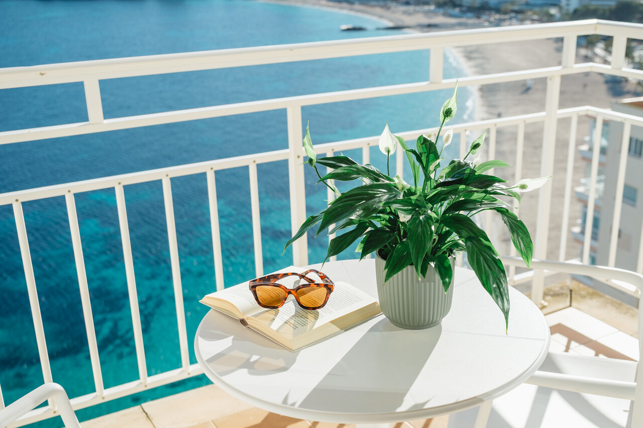 Balkon pokoju z widokiem na morze w hotelu Bahia Principe Coral Playa 16+ na Majorce