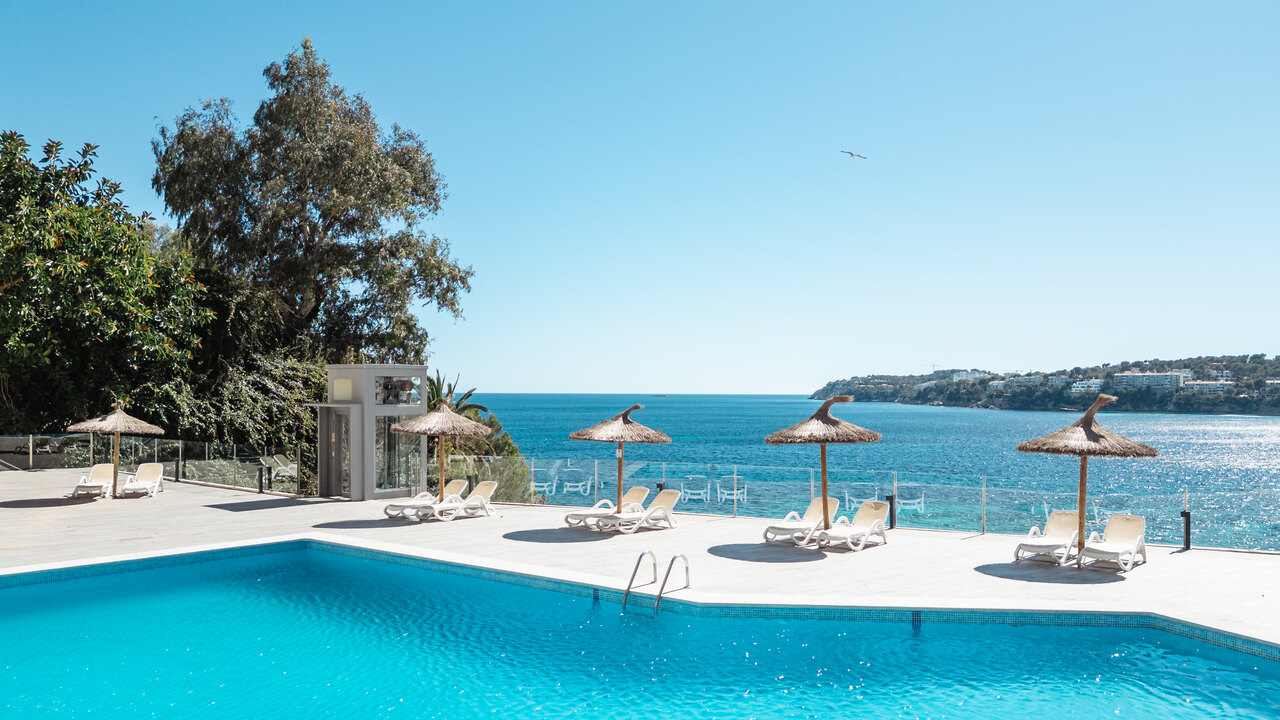 Basen hotelu Bahia Principe Coral Playa 16+ z widokiem na Morze Śródziemne na Majorce