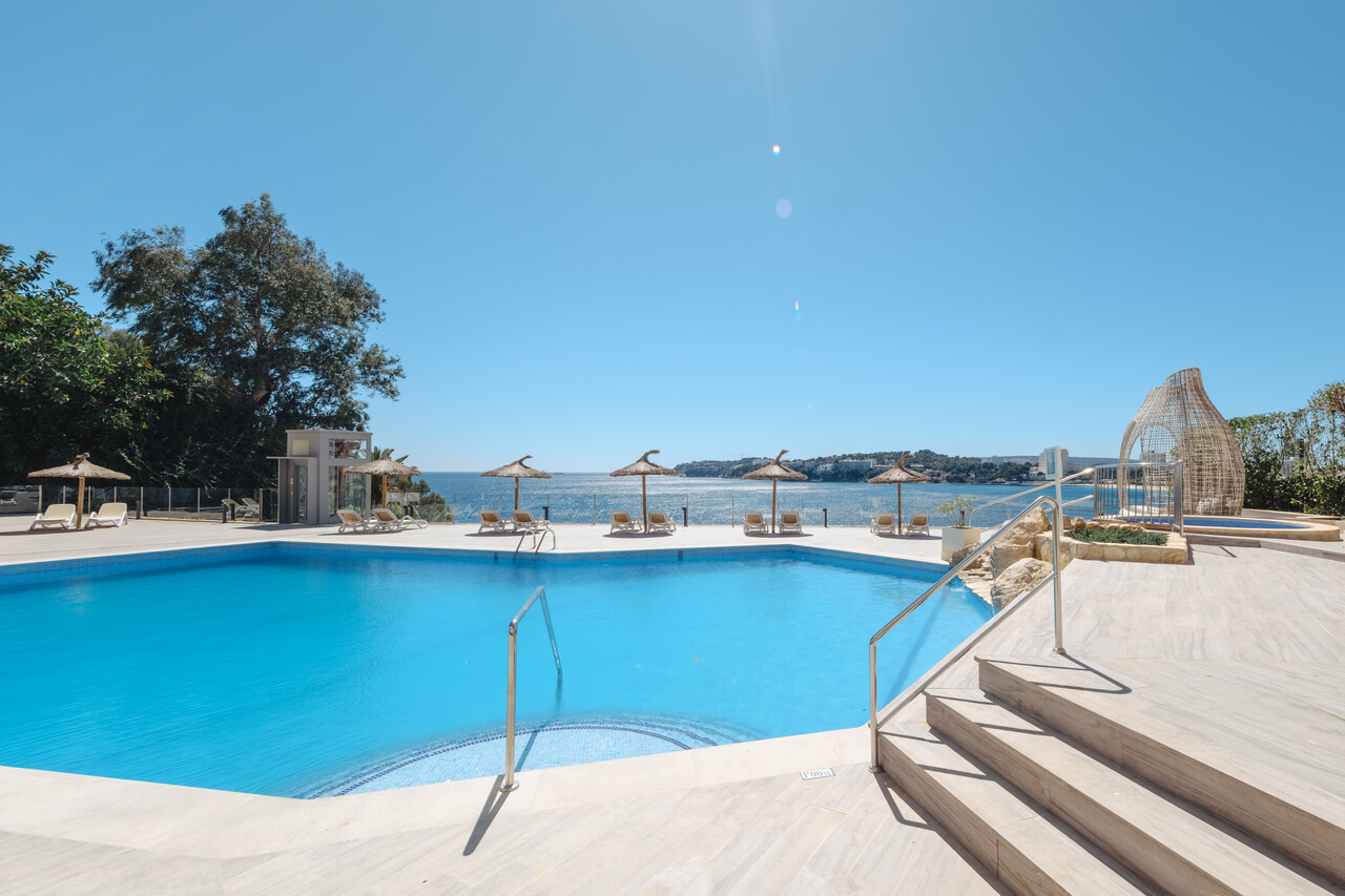 Basen w hotelu Bahia Principe Coral Playa 16+ z widokiem na Morze Śródziemne na Majorce