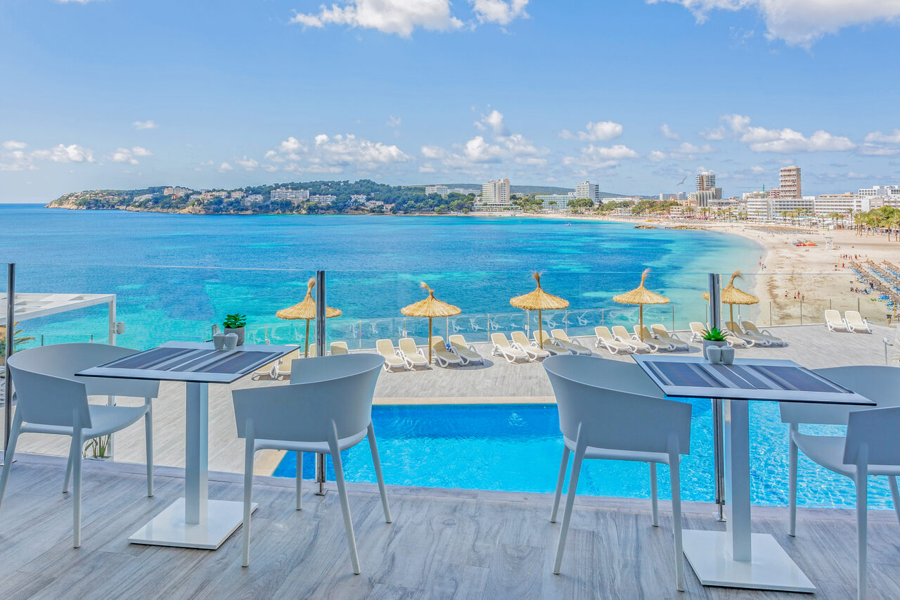 Taras restauracji Bahia Principe Coral Playa 16+ z panoramicznym widokiem na plażę Son Matias i Morze Śródziemne