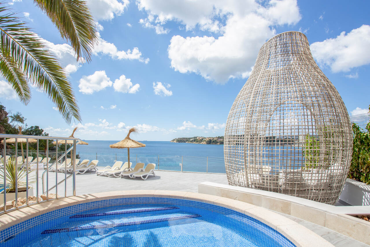 Strefa jacuzzi i taras słoneczny w hotelu Bahia Principe Coral Playa 16+ na Majorce