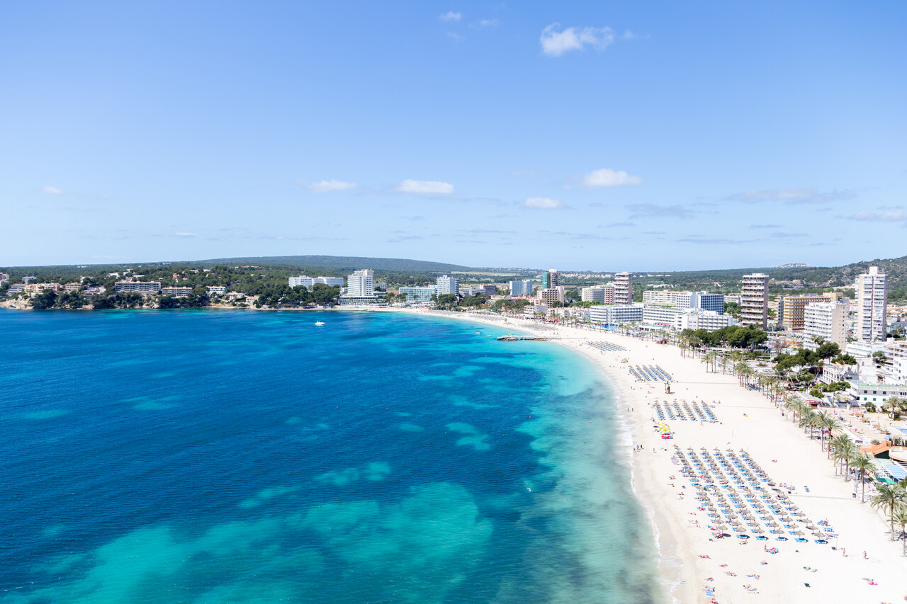 Bahia Principe Coral Playa 16+ na Majorce – panoramiczny widok na hotel i plażę Son Matias