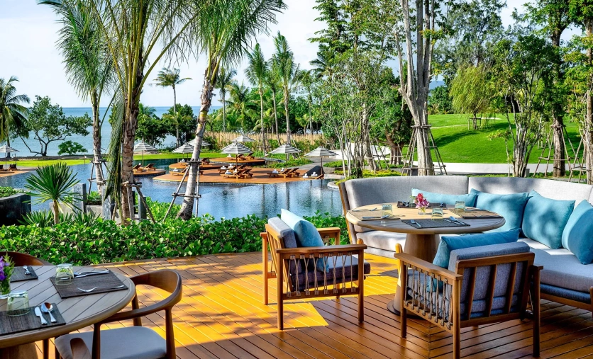 Restauracja w Anantara Koh Yao Yai Resort & Villas z widokiem na baseny i ogród tropikalny