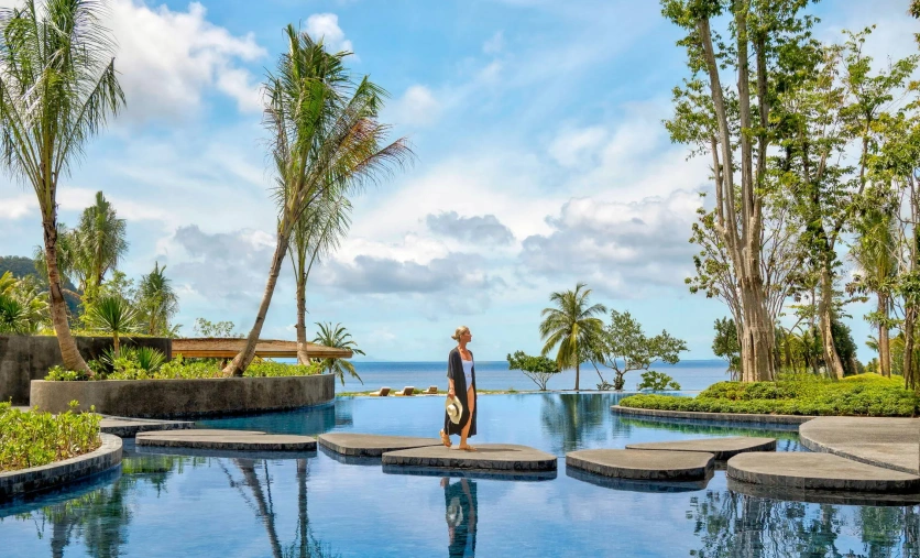 Basen infinity w Anantara Koh Yao Yai Resort & Villas z widokiem na Zatokę Phang Nga