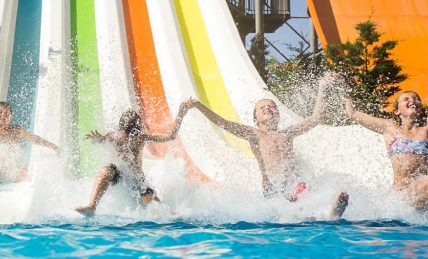 Aquapark w Caretta Beach Resort & Waterpark na Zakynthos – dzieci korzystające ze zjeżdżalni wodnyc