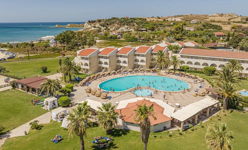 Argile Resort na Kefalonii – hotel z basenem położony blisko plaży Xi i ofertą All Inclusive