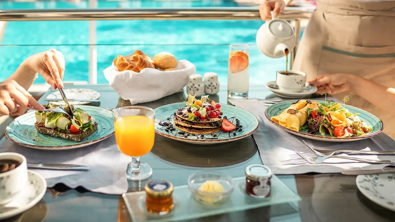 Śniadanie w Mitsis Faliraki Beach Hotel & Spa na Rodos – restauracja z widokiem na morze i kuchnia premium