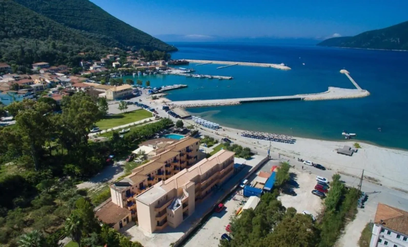 Akroyiali Resort na Lefkadzie – kameralny hotel położony przy plaży w miejscowości Vasiliki z widokiem na Morze Jońskie
