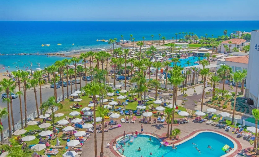 Anastasia Beach Hotel w Protaras na Cyprze – hotel przy plaży z aquaparkiem, basenami i ofertą All Inclusive