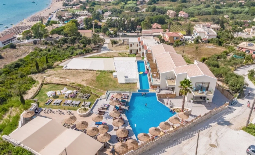 Brilliant Holiday Resort na Korfu – nowoczesny hotel z basenem położony blisko plaży w miejscowości Kavos