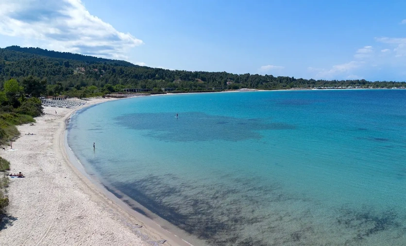 Plaża Chrousso na Chalkidiki – szeroka piaszczysta plaża z turkusową wodą w pobliżu hotelu Chrousso Village